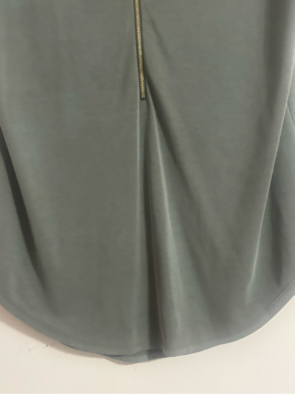 Green Envelope Olive/Army Green Sleeveless V-Neck Blouse With Zipper - Picture 6 of 9